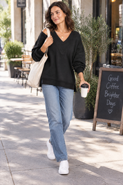 Top noir à épaules dénudées et col V | Photo lifestyle | Lounelle Paris