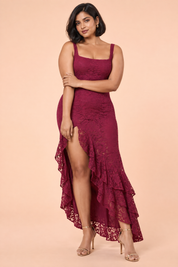 Robe longue en dentelle bordeaux à décolleté plongeant et volants | Porté sur une silhouette plus ronde | Lounelle Paris