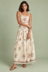 Cremefarbenes Maxikleid mit Blumenmuster und Stufenrock
