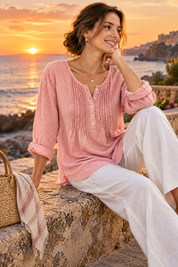 Blouse rose en coton à col rond et patte de boutonnage plissée | Deuxième photo lifestyle | Lounelle Paris
