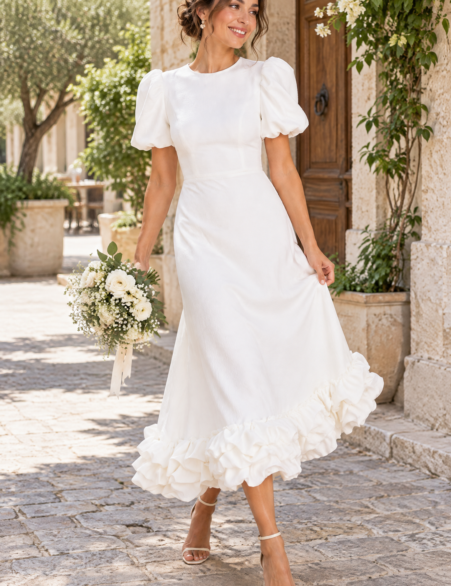 Robe longue blanche à manches bouffantes et volant | Photo lifestyle | Lounelle Paris