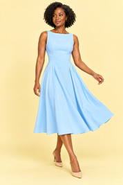Robe bleu clair à encolure bateau et coupe trapèze | Vue en mouvement | Lounelle Paris