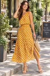Robe longue jaune à pois avec col montant et détails drapés | Photo lifestyle | Lounelle Paris