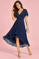 Marineblaues High-Low-Kleid mit Schmetterlingsärmeln