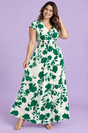Robe longue verte à fleurs et taille smockée | Porté sur une silhouette plus ronde | Lounelle Paris
