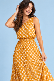 Robe longue jaune à pois avec col montant et détails drapés | Vue rapprochée | Lounelle Paris
