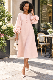 Robe midi rose coupe trapèze à manches bouffantes | Photo lifestyle | Lounelle Paris