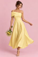 Gelbes asymmetrisches schulterfreies Kleid