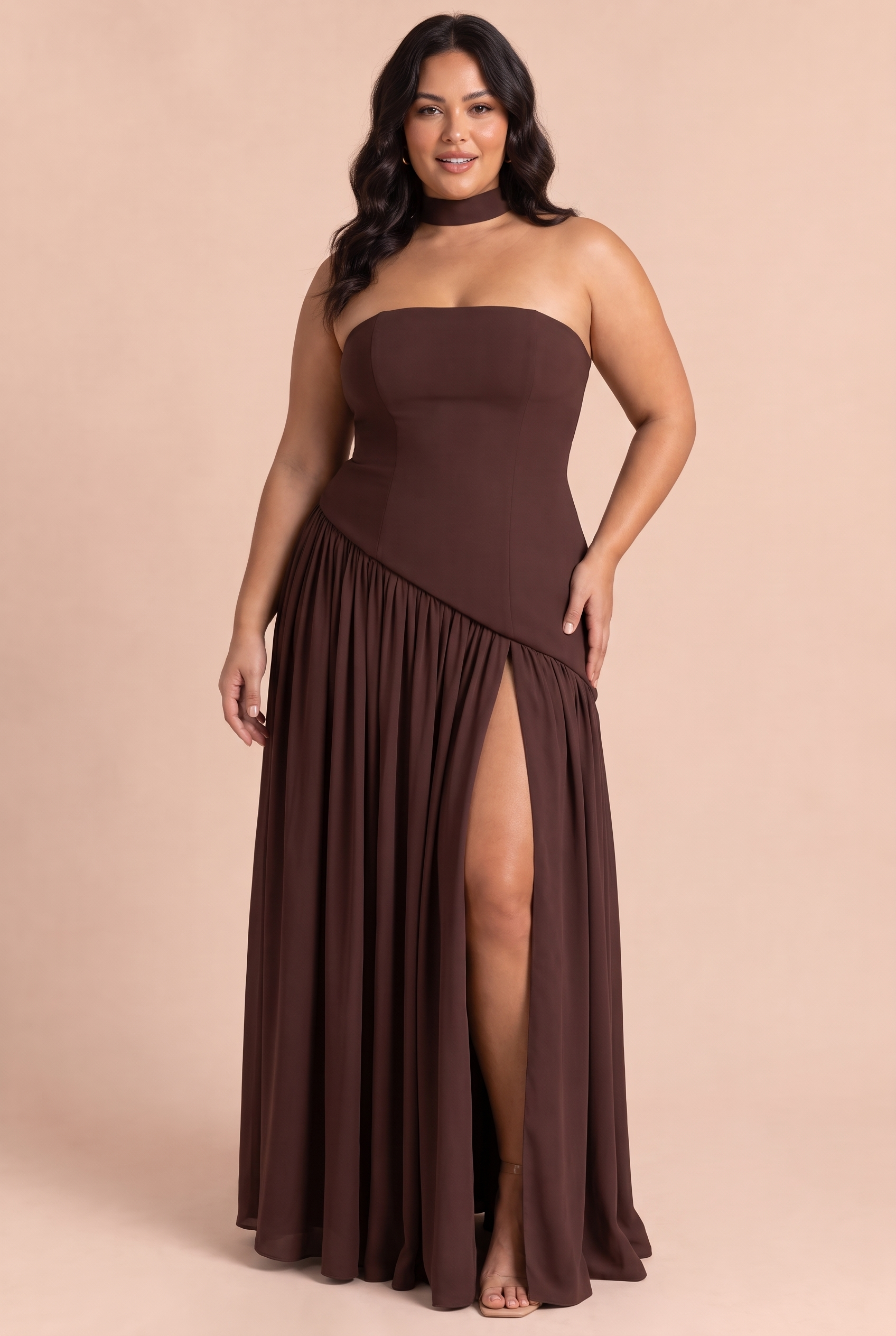 Robe longue marron foncé à encolure asymétrique | Porté sur une silhouette plus ronde | Lounelle Paris