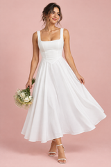 Weißes Midi-Kleid mit Spaghettiträgern und voluminösem Saum