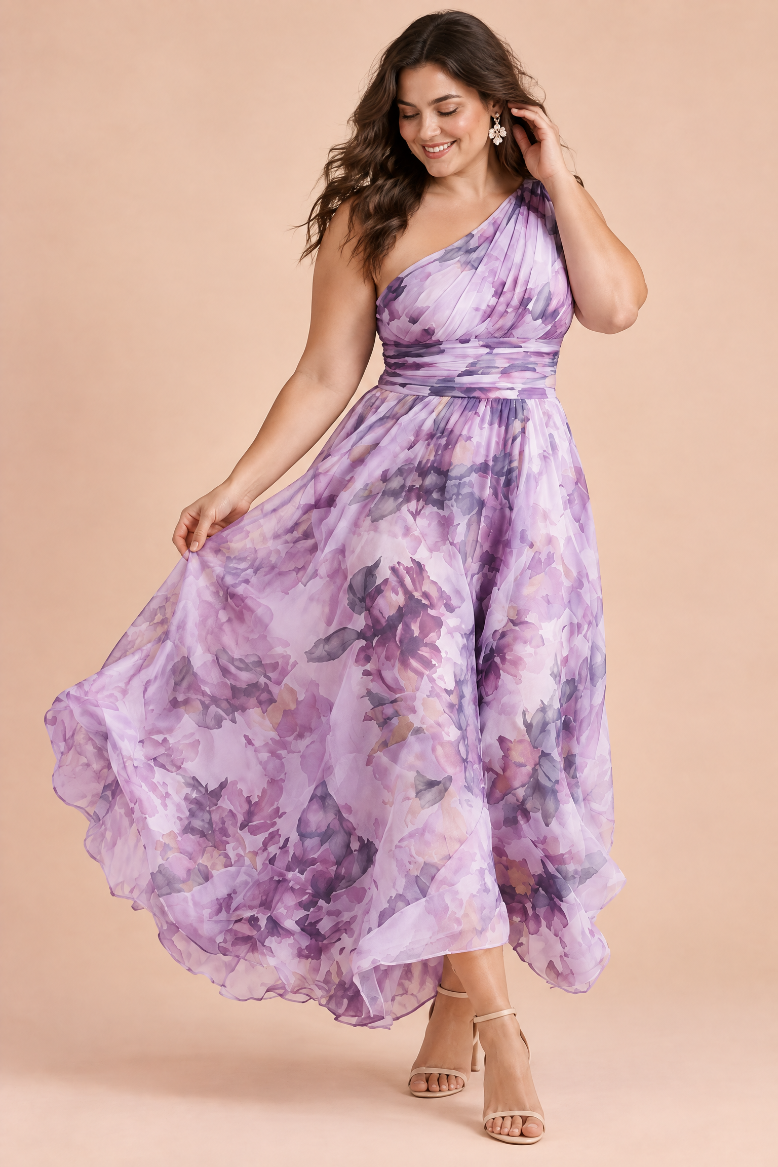 Robe fleurie violette claire à une épaule | Porté sur une silhouette plus ronde | Lounelle Paris