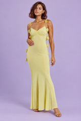 Gelbes Maxikleid mit Blumenapplikationen