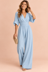Hellblauer Jumpsuit mit V-Ausschnitt und weitem Bein