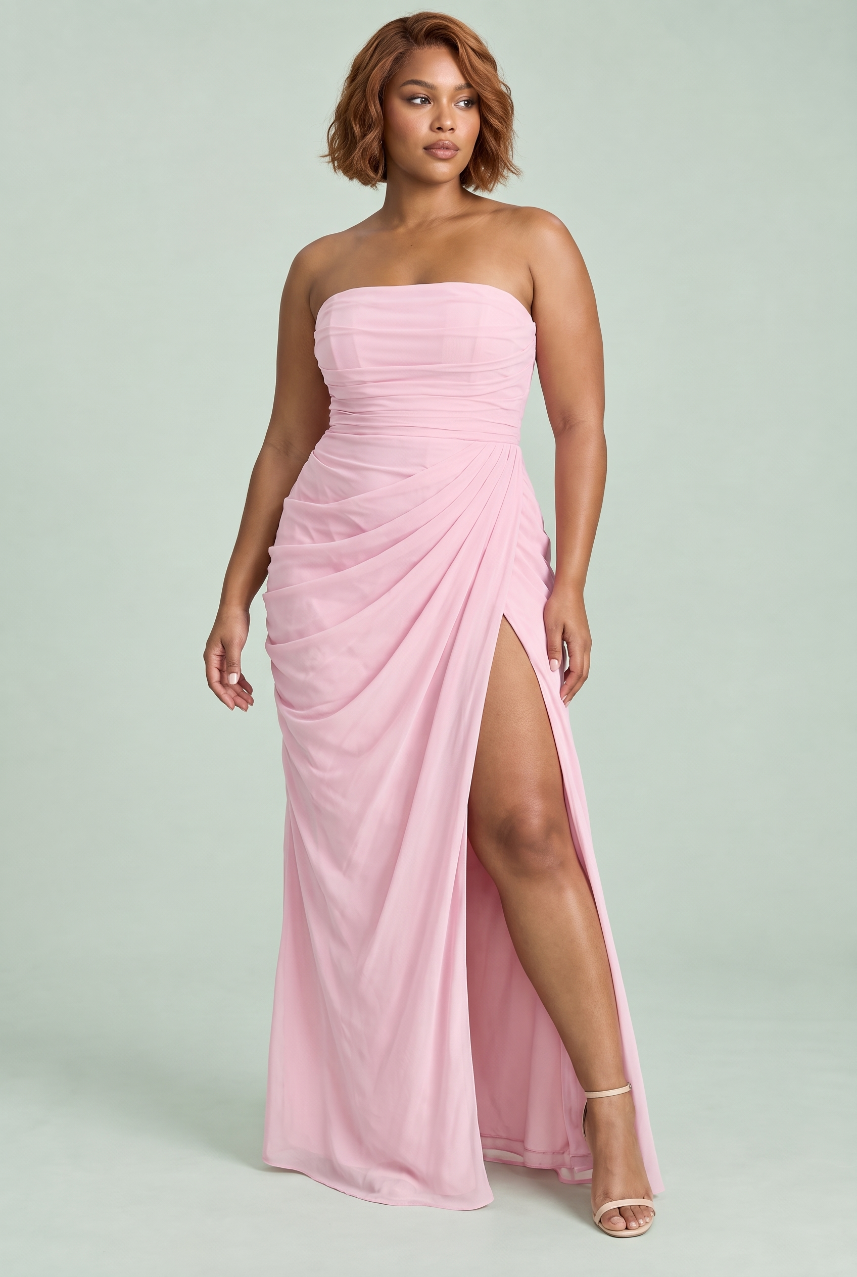 Robe longue rose froncée sans bretelles | Porté sur une silhouette plus ronde | Lounelle Paris