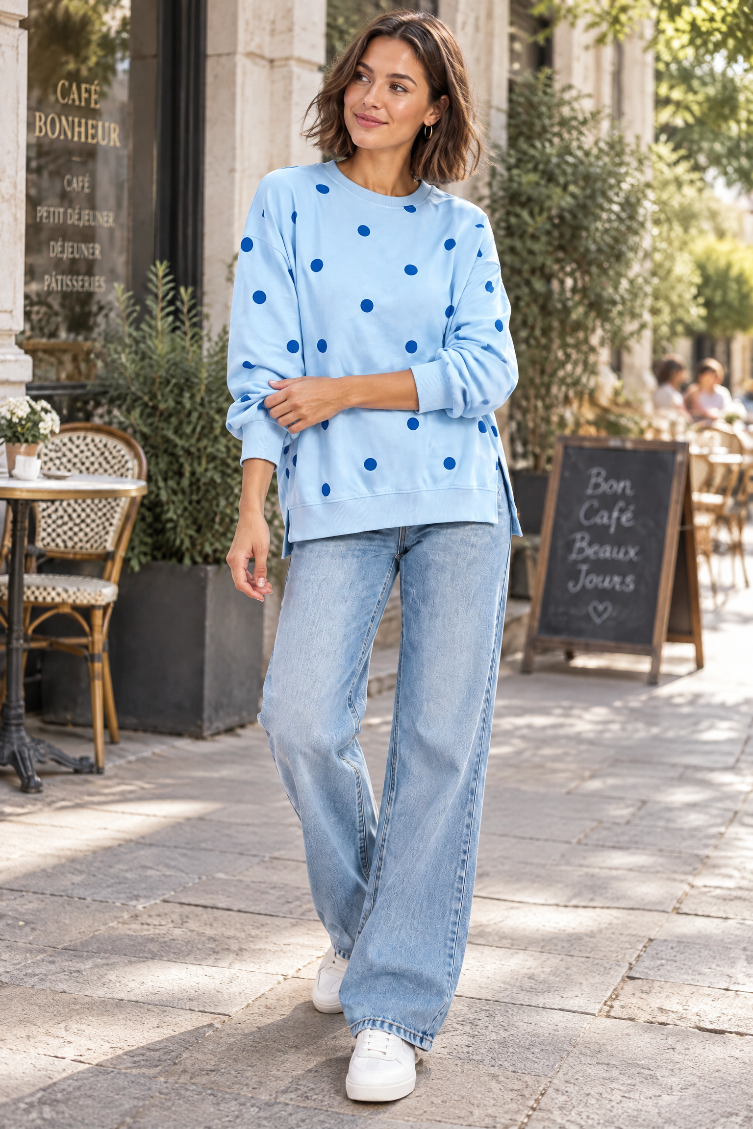 Sweat-shirt oversize bleu à pois | Photo lifestyle | Lounelle Paris