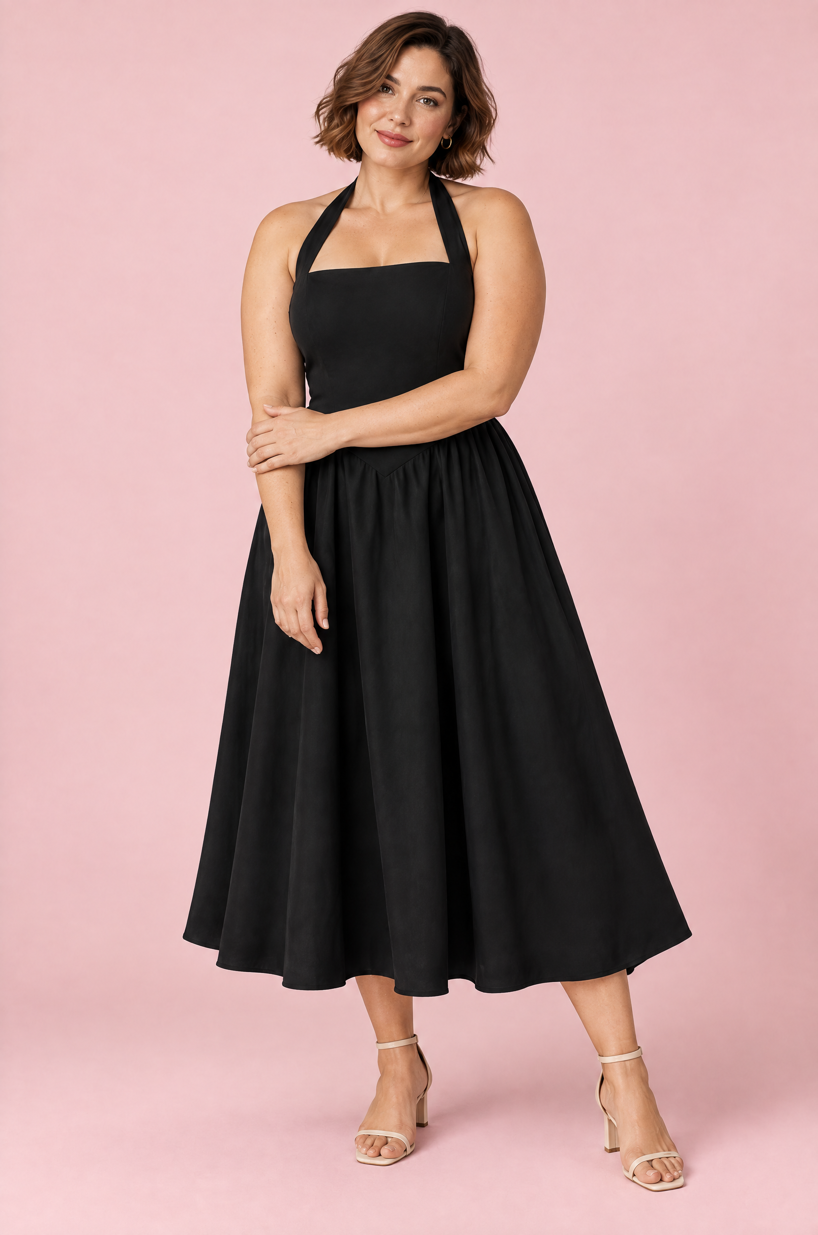 Robe midi patineuse noire à encolure américaine | Porté sur une silhouette plus ronde | Lounelle Paris