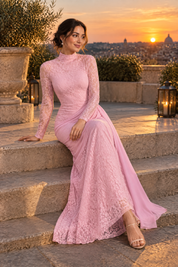 Robe longue moulante en dentelle rose à col montant et jupe drapée | Deuxième photo lifestyle | Lounelle Paris