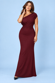 Robe longue bordeaux à encolure Bardot et bretelle torsadée | Porté sur une autre silhouette | Lounelle Paris