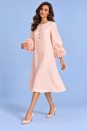 Robe midi rose coupe trapèze à manches bouffantes | Vue en mouvement | Lounelle Paris