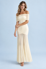 Cremefarbenes Maxikleid mit Raffungen und schulterfreiem Ausschnitt