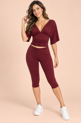 Bordeauxfarbenes zweiteiliges Set mit V-Ausschnitt, gerafftem Top und Caprihose