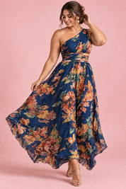 Robe bleue fleurie à une épaule | Porté sur une silhouette plus ronde | Lounelle Paris