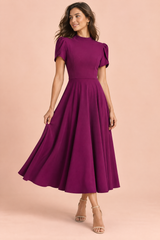 Violettes Midikleid mit Rundhalsausschnitt und Puffärmeln