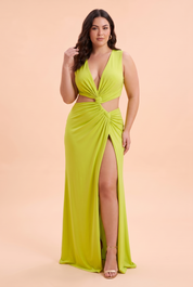 Robe longue verte à encolure asymétrique, découpes à la taille et détails dorés | Porté sur une silhouette plus ronde | Lounelle Paris