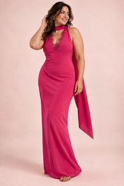 Robe nuisette longue satinée rose à col montant et ceinture à nouer | Porté sur une silhouette plus ronde | Lounelle Paris