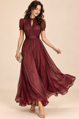 Bordeauxrotes Plissee-Maxikleid
