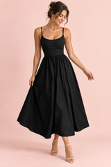 Schwarzes plissiertes Midikleid mit tailliert ausgestellter Silhouette