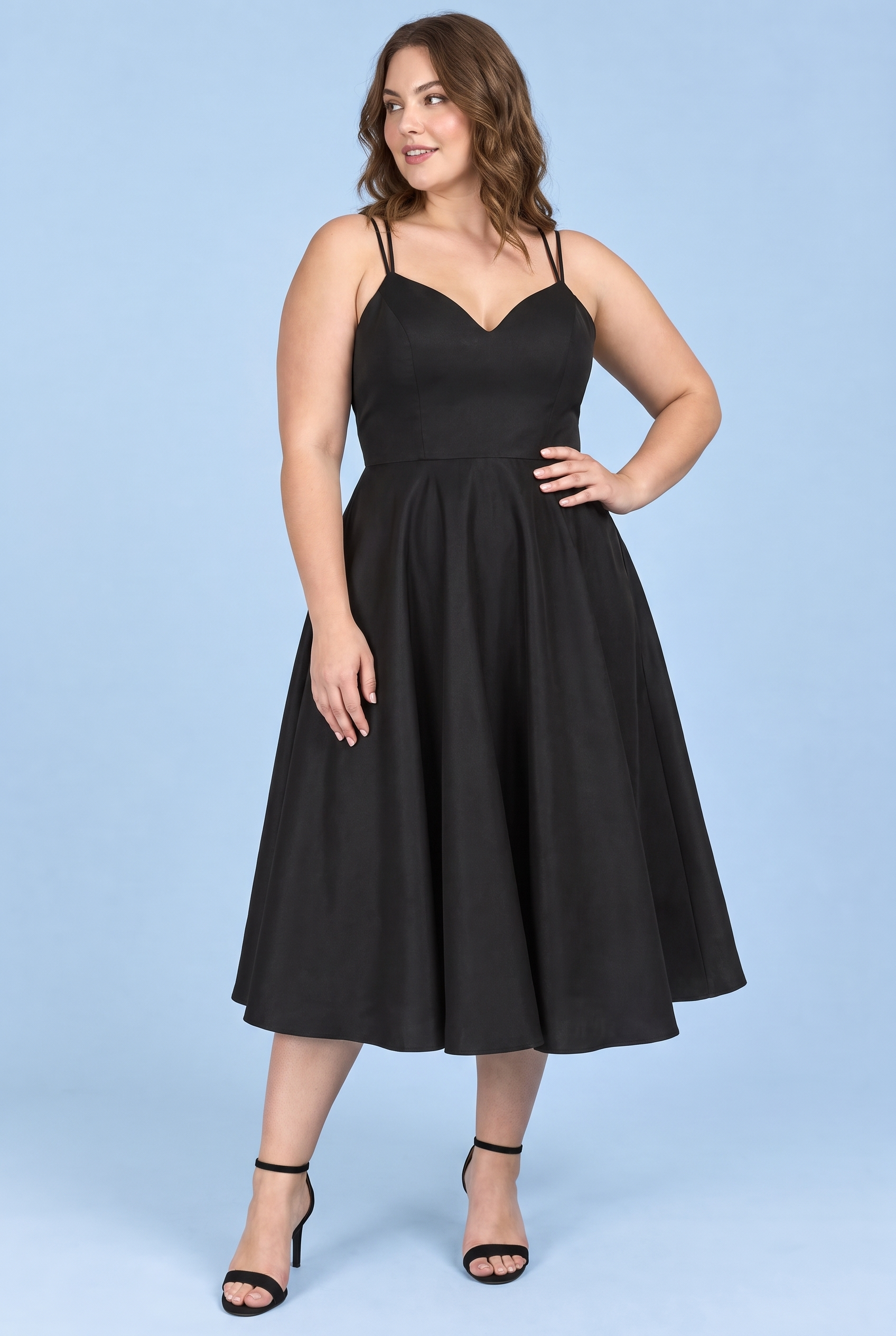 Robe midi noire à fines bretelles et jupe ample | Porté sur une silhouette plus ronde | Lounelle Paris