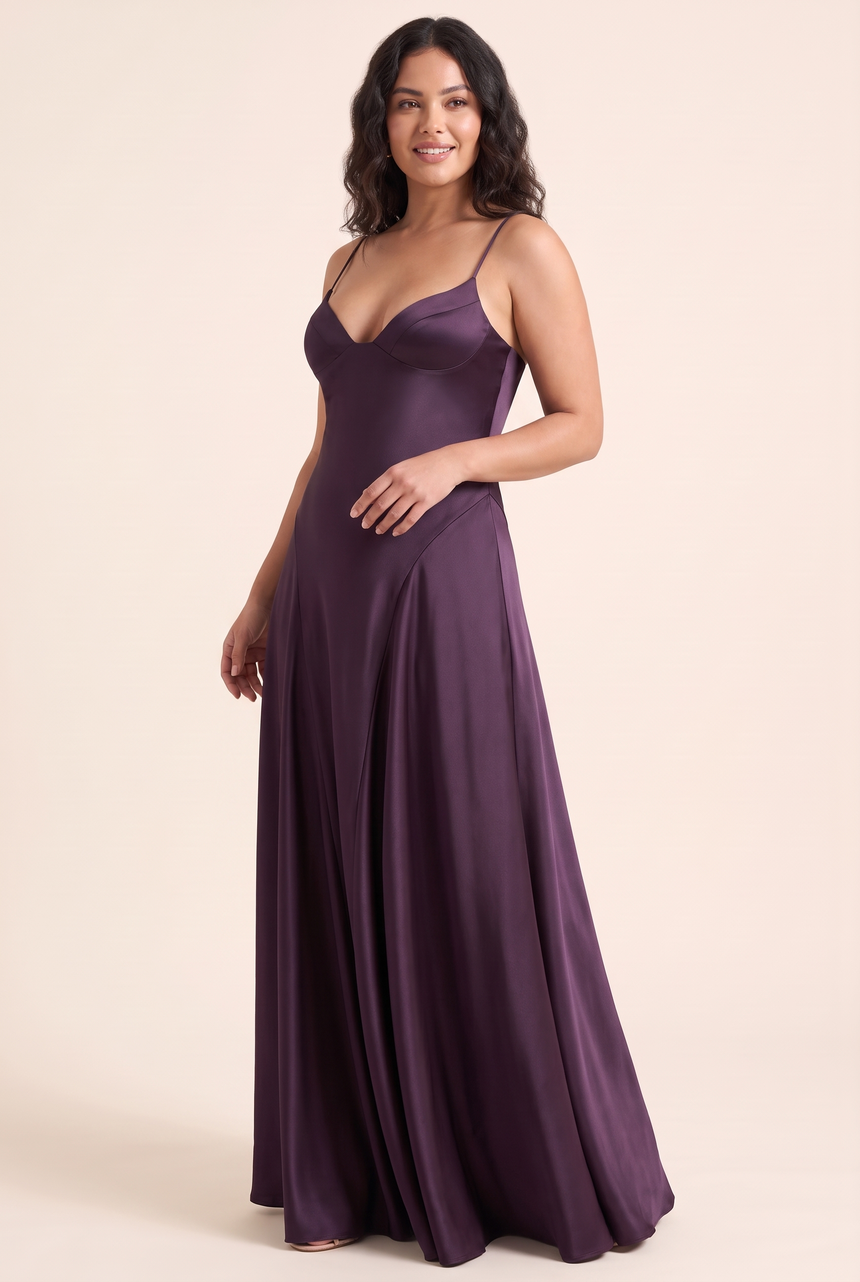 Robe longue satinée violet foncé à col V | Porté sur une silhouette plus ronde | Lounelle Paris