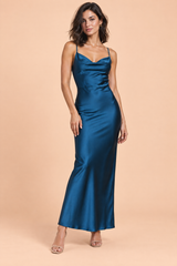 Marineblaues Satin-Maxikleid mit Wasserfallausschnitt und schmalen Trägern