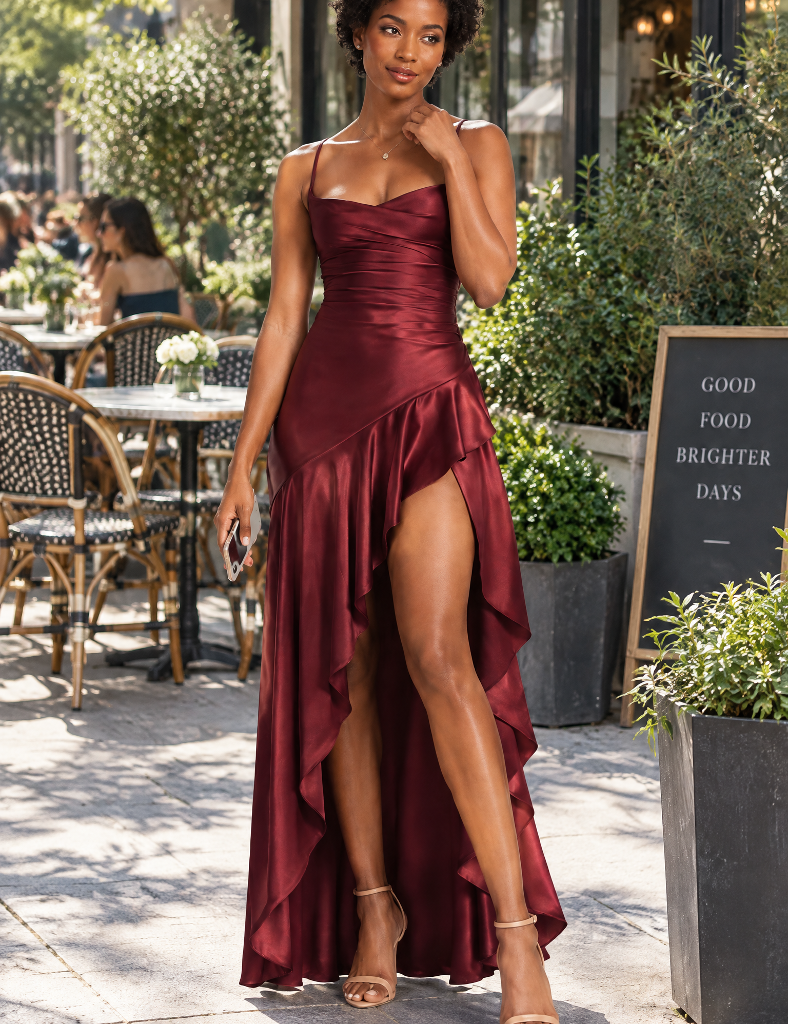 Robe asymétrique bordeaux à col bénitier | Photo lifestyle | Lounelle Paris