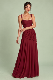 Robe longue bordeaux froncée à encolure carrée et coupe évasée | Vue rapprochée | Lounelle Paris