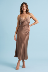 Langes braunes Slipkleid mit V-Ausschnitt, schmalen Trägern und Spitzendetails