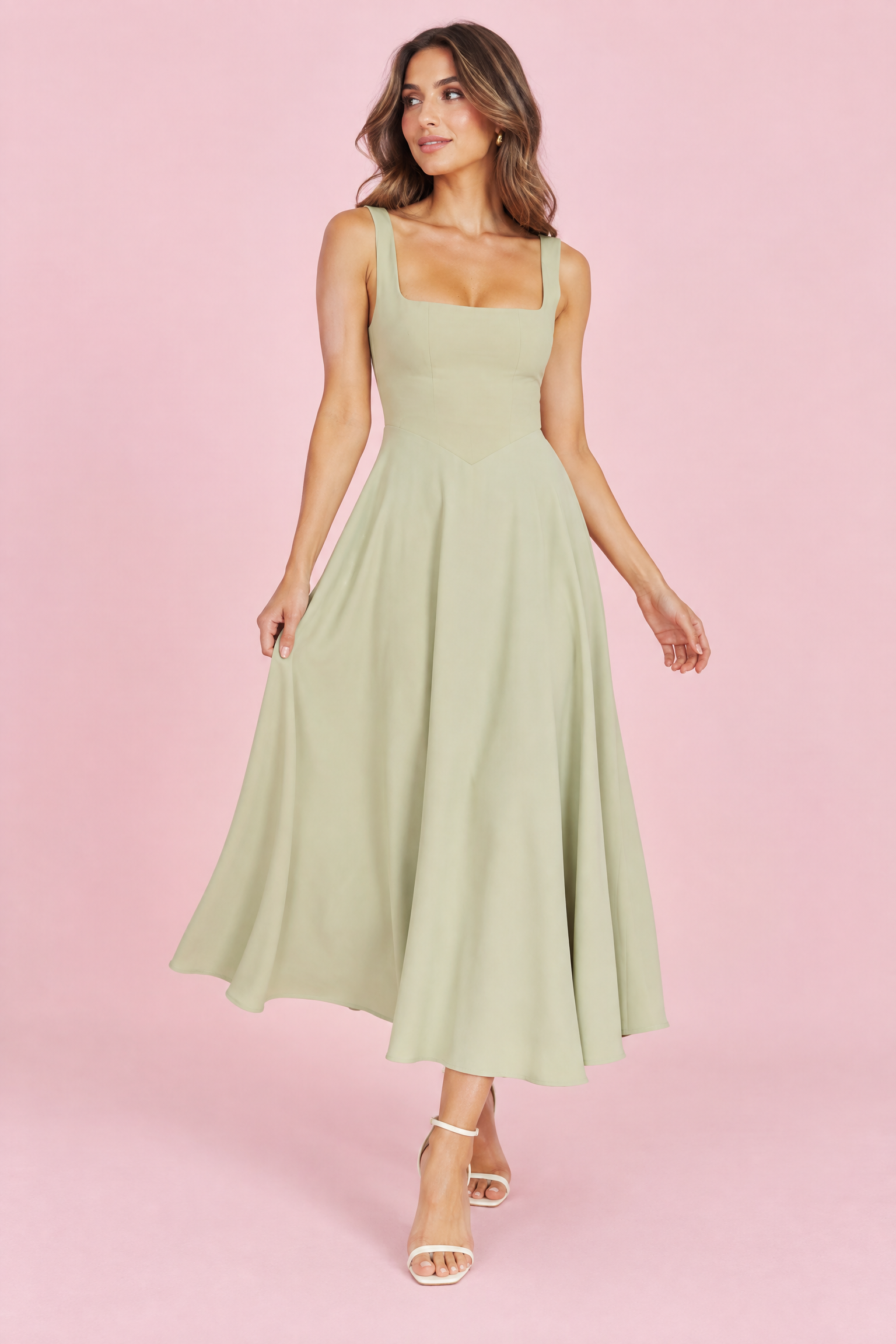 Robe midi verte à fines bretelles et ourlet ample | Vue de face | Lounelle Paris