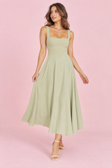 Grünes Midi-Kleid mit Spaghettiträgern und voluminösem Saum