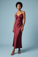Langes bordeauxfarbenes Slipkleid mit V-Ausschnitt, schmalen Trägern und Spitzendetails