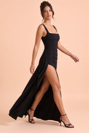 Robe longue noire à encolure carrée, dos plongeant et fente latérale sur la cuisse | Vue en mouvement | Lounelle Paris