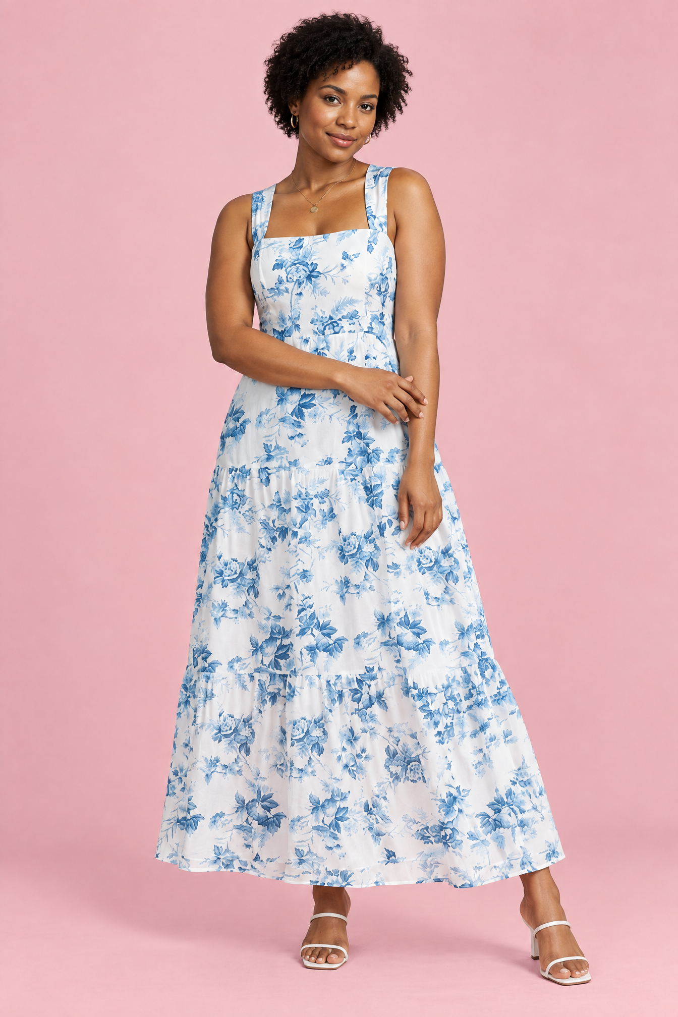 Robe midi blanche à imprimé porcelaine bleu et encolure carrée | Porté sur une autre silhouette | Lounelle Paris
