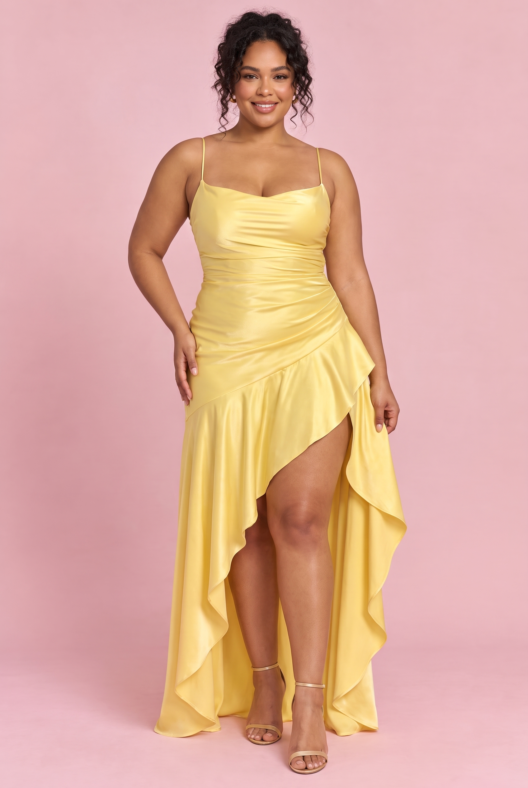 Robe longue jaune satinée asymétrique à une épaule et dos ouvert | Porté sur une silhouette plus ronde | Lounelle Paris