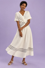 Cremefarbenes Wickelkleid mit V-Ausschnitt
