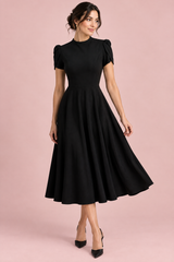 Schwarzes Midikleid mit Rundhalsausschnitt und Puffärmeln
