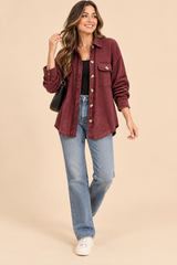 Bordeauxrote Hemdjacke mit ausgefransten Kanten
