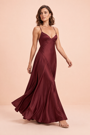 Robe longue satinée bordeaux à col V | Vue en mouvement | Lounelle Paris