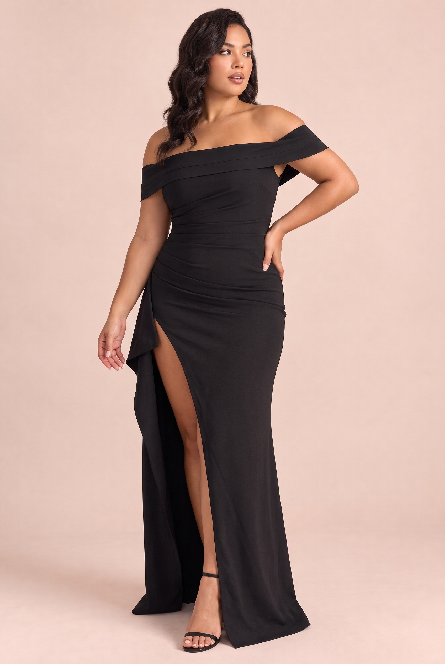 Robe longue noire à encolure Bardot, drapée et fendue | Porté sur une autre silhouette | Lounelle Paris