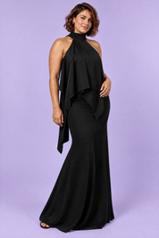 Jupe longue asymétrique noire à imprimé floral en satin mat | Porté sur une silhouette plus ronde | Lounelle Paris