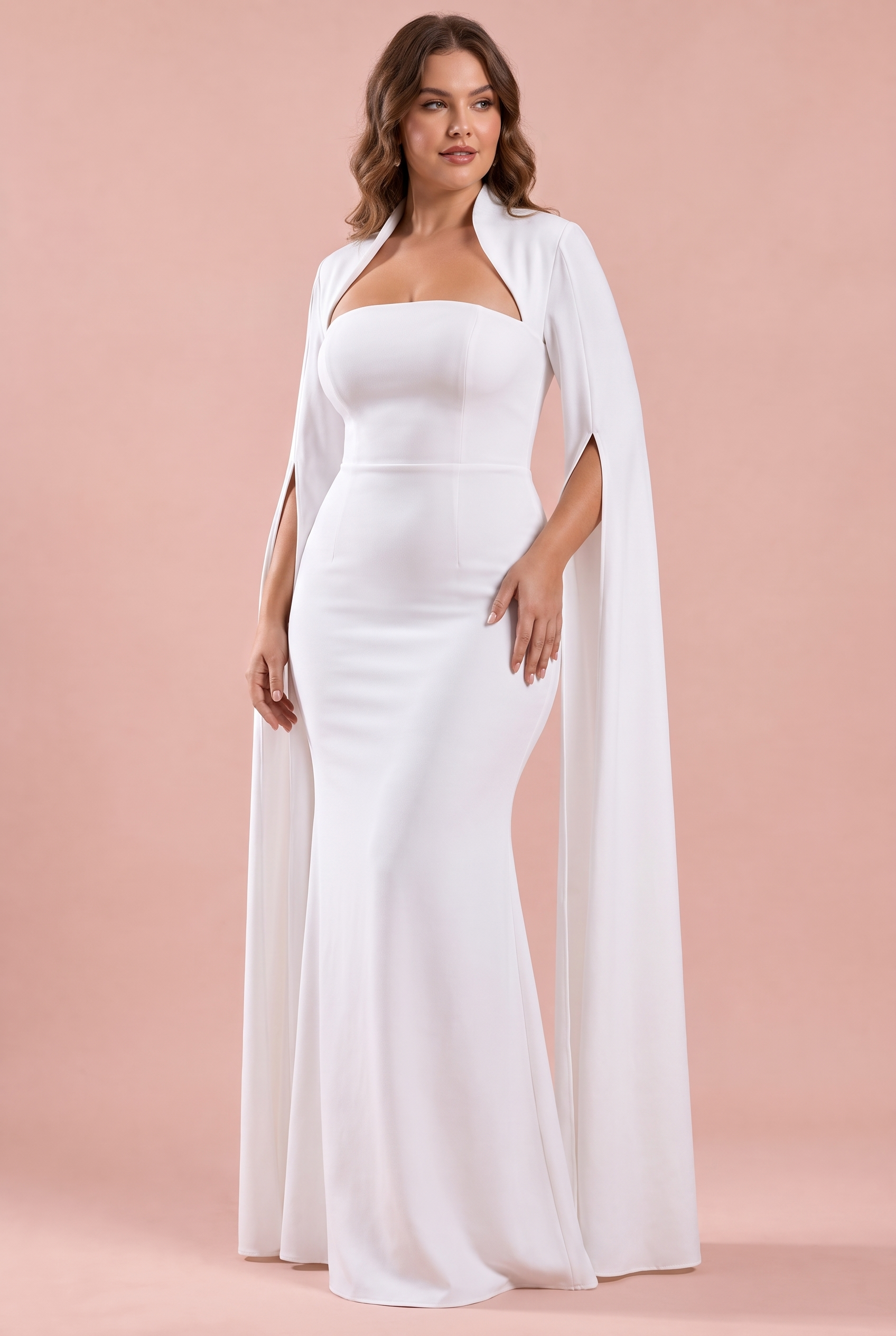 Robe longue blanche à encolure carrée et manches cape | Porté sur une silhouette plus ronde | Lounelle Paris